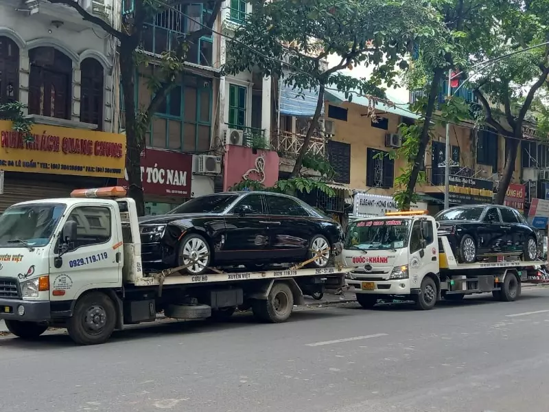 Đội cứu hộ Xuyên Việt đang tiến hành đưa xe khách hàng về gara