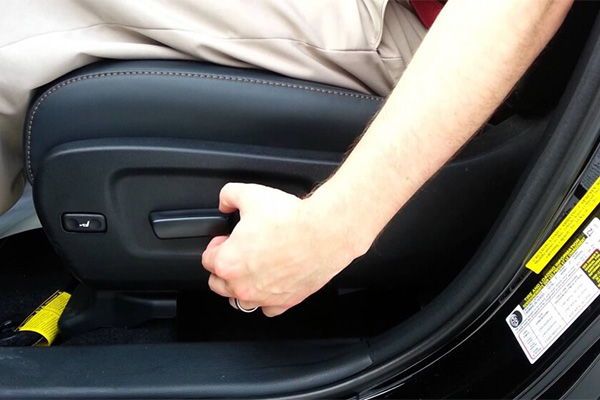 Điều chỉnh ghế ngồi sao cho tư thế lái thoải mái và cân bằng nhất