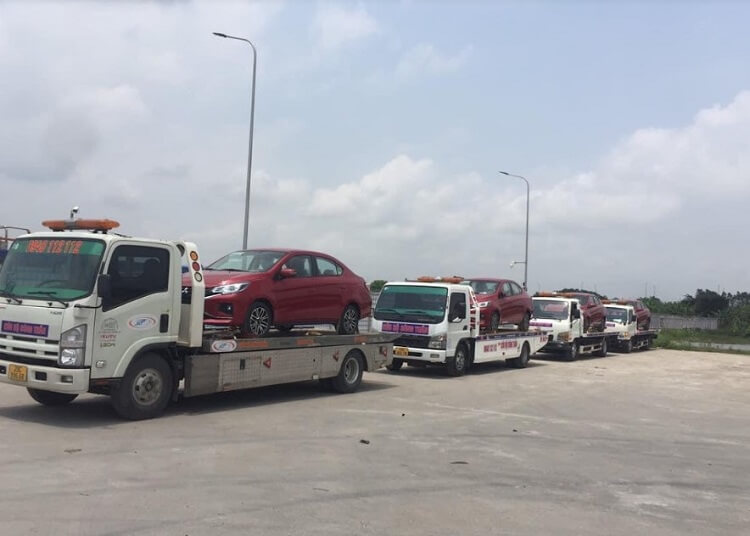 Hình ảnh cứu hộ Xuyên Việt đang hỗ trợ xe ô tô