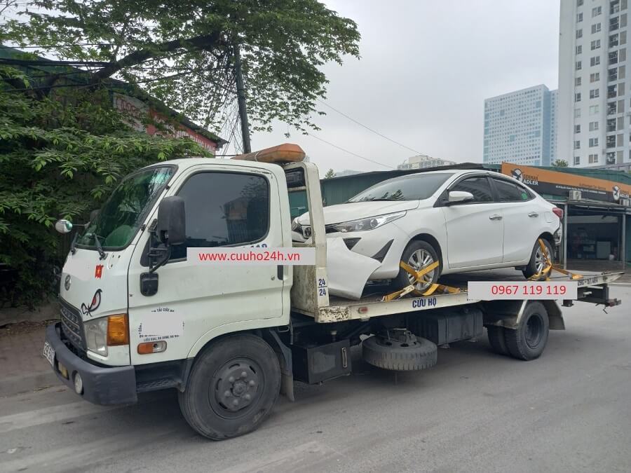 Cứu hộ xe 4 chỗ bị va quệt nhẹ chở về hãng Toyota để sửa chữa
