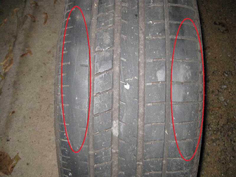 Bề mặt lốp xe bị mòn theo thời gian do tác động từ trọng lực xe, lực ma sát, lực ly tâm,...