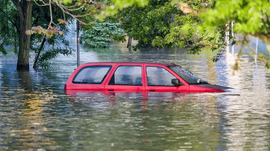 Chạy xe trong đoạn ngập nước lưu ý không mở cửa sổ xe để tránh việc nước tràn vào trong