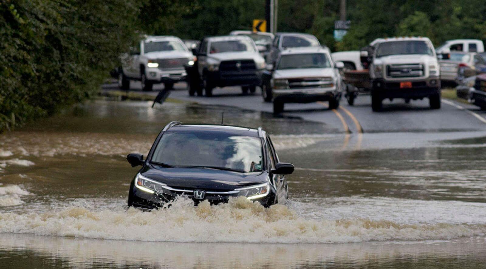 Thiết lập chế độ lái xe ô tô phù hợp trong đoạn đường ngập nước