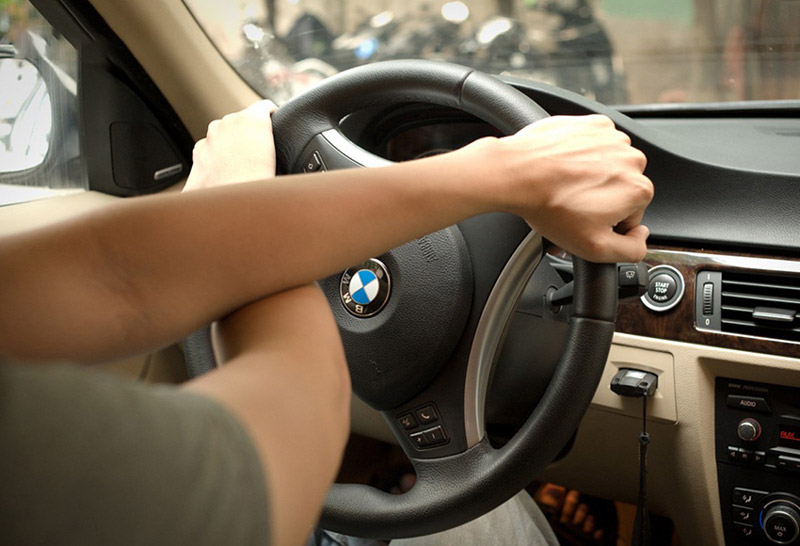 Có một số tài xế thường có thói quen quay vô lăng điều này có thể gây hại cho hệ thống lái của xe