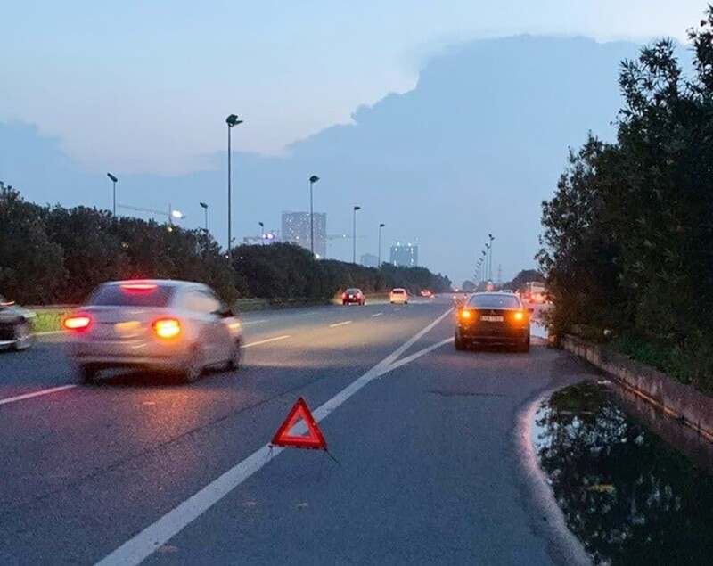 Hãy nhanh chóng bật đèn cảnh báo khi dừng xe trên đường cao tốc