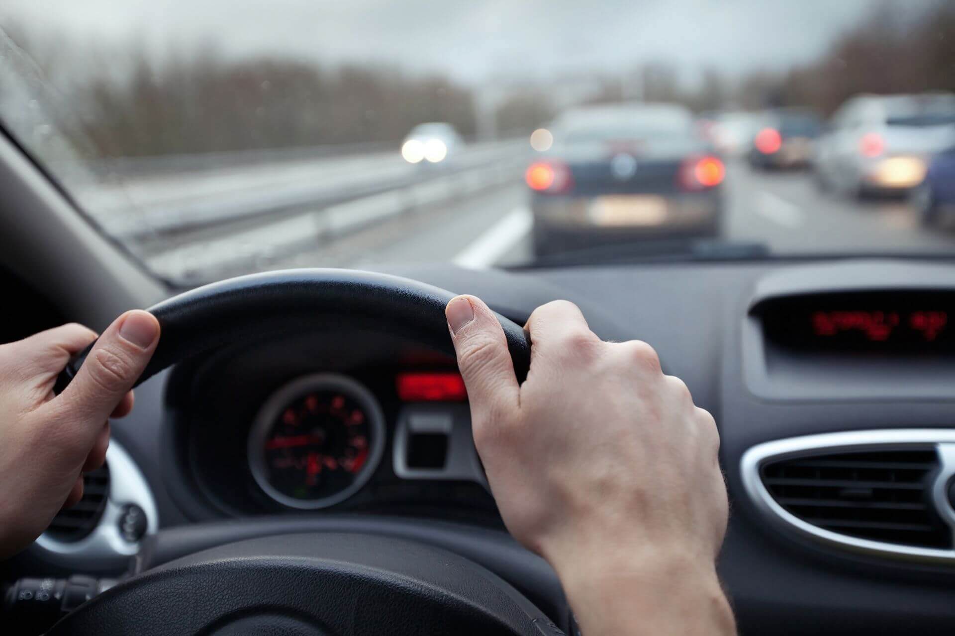Chạy trên đường cao tốc cần phải tuân thủ đúng tốc độ quy định