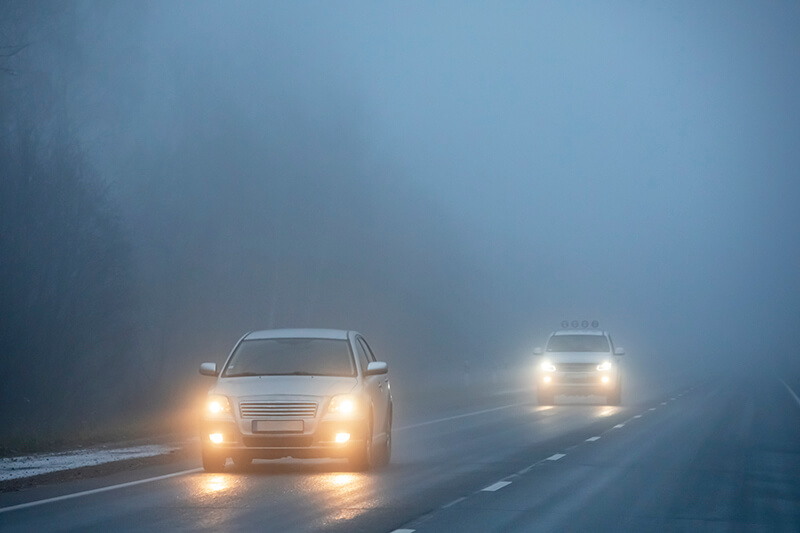 Khi lái xe trên đường đèo có sương mù thì cần giảm số.
