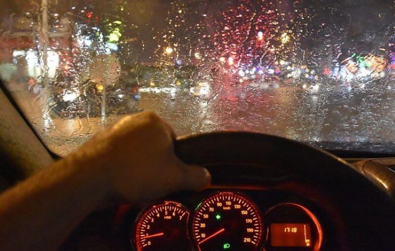 Tài xế phải vững tay lái khi lái xe trong đêm mưa lớn
