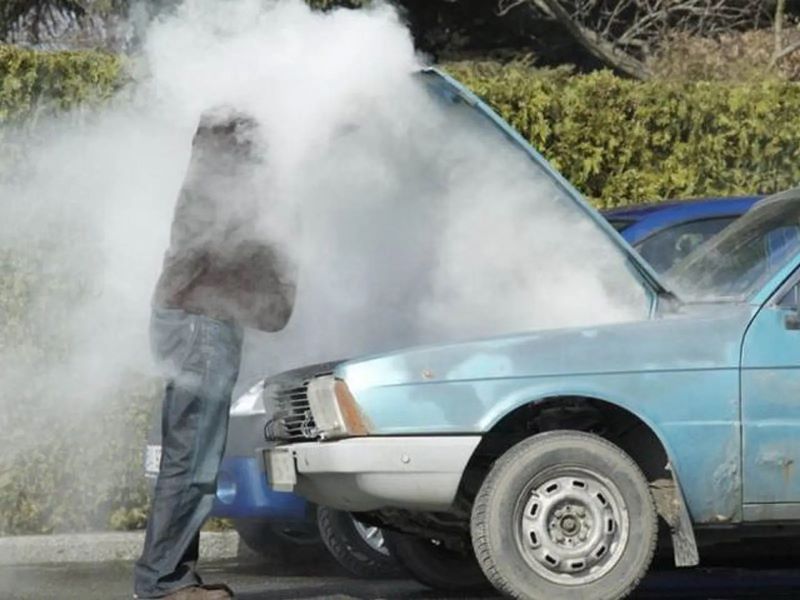 Động cơ xe ô tô quá nóng do nhiều nguyên nhân, bao gồm thiếu nước làm mát hoặc rò rỉ