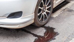 Xe ô tô bị chảy nước dưới gầm có nguy hiểm không? Xử lý thế nào?
