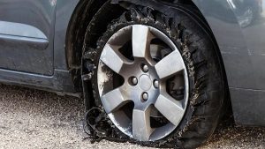 Cách bơm lốp ô tô không bị nổ bánh khi đang chạy