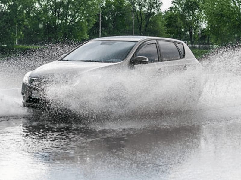 Xe ô tô điện bị ngập nước