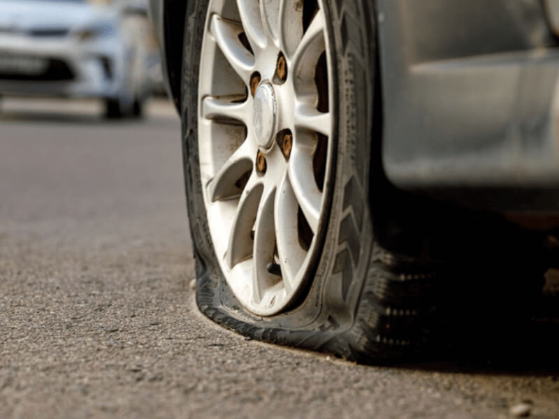Lái xe ô tô thủng lốp như thế nào an toàn?