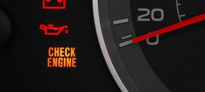 Quan sát đèn check engine giúp phát hiện lỗi kịp thời trong động cơ xe.