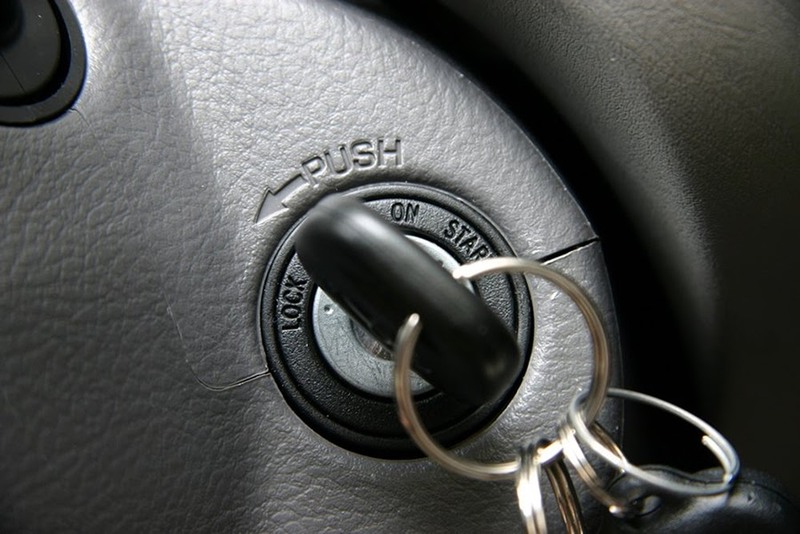 Sử dụng chìa khóa cơ để mở khóa vô lăng ô tô