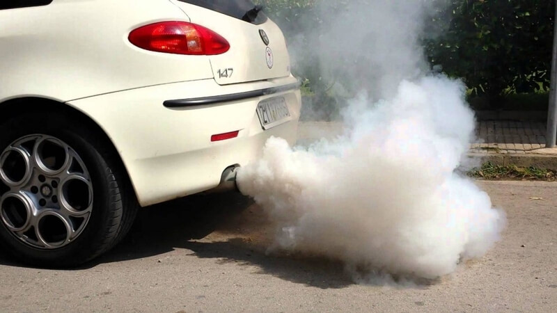 Hiện tượng khói xe có màu lạ và có mùi xăng